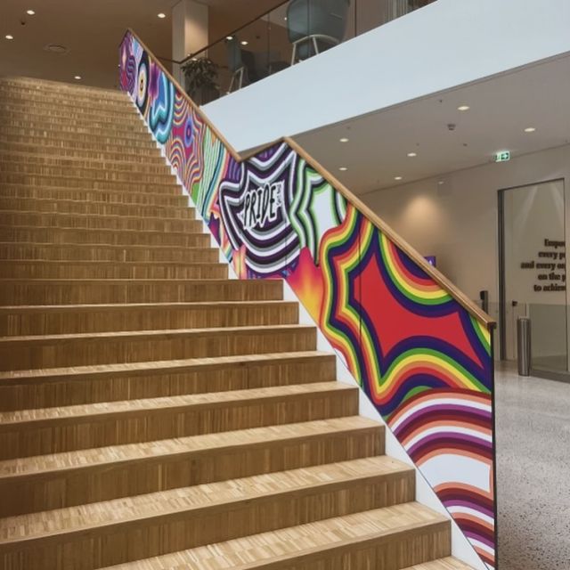 Vi har hjulpet en af vores gode kunder, med udsmykning af deres trappe i forbindelse med Pride. Og vi udfordrede den klassiske regnbue, og er så begejstrede for det her kreative og vilde udtryk🏳️‍🌈 … og kunden… ja, de har lige spurgt om vi kunne lade det sidde en uge mere ❤️👌🏼 husk at tage fat i os, hvis I skal udsmykke et rum - fordi det er præcis det vi er blevet skarpe til, efter uendeligt mange events. Og så har vi jo verdens bedste @xlprint.dk til at sørge for at sætte det pænt op. Det har vi ikke lært endnu 😂 #prideweek #prideevent #eventstyling #folie